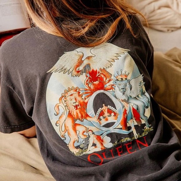 Bontique Tops - Boho Vintage Black Small Queen Tee